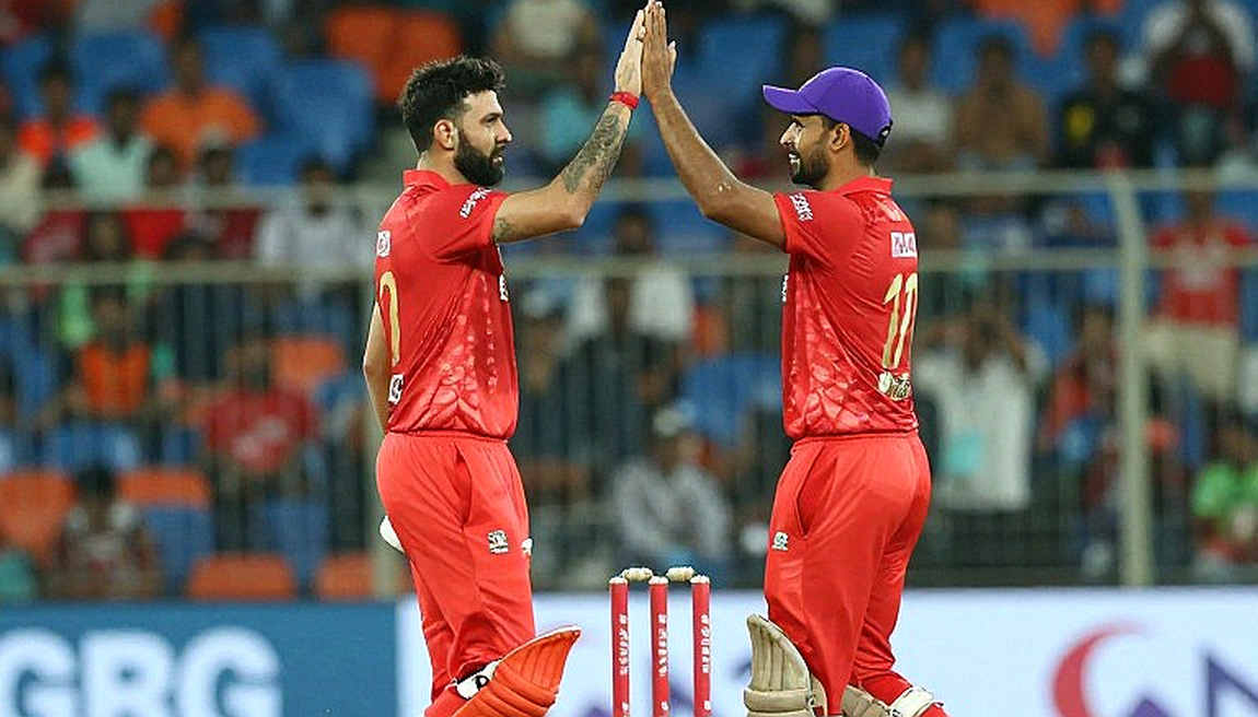 মিরাজের জ্বর আর আবুধাবির মাঝের উইকেট: বাংলাদেশের স্পিন বাজেট কোথায় গেল